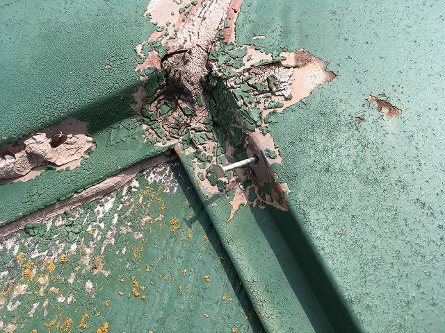 棟板金の釘浮きを確認
